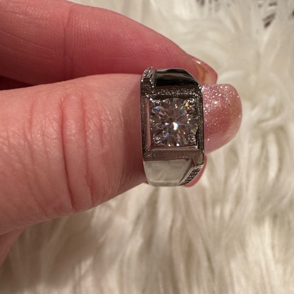 Moissanite Men's Silver-Tone Solitaire Ring size 08 retail $299
